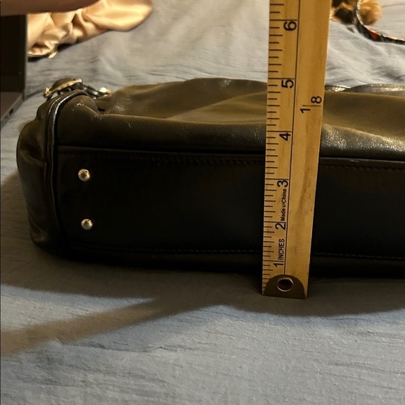 SAS Classic Black Genuine Leather Shoulder Bag - Picture 4 of 7